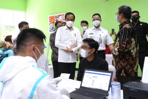 Presiden Tinjau Vaksinasi Massal Tenaga Pendidik dan Kependidikan di SMAN 70 Jakarta