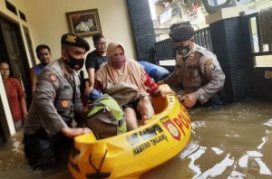Personel TNI-Polri Dikerahkan Untuk Membantu Korban Banjir di Jabodetabek
