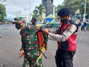 TNI-POLRI Kompak Lakukan Penyemprotan Disinfektan