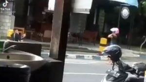 Aksi Wanita Main Tiktok di Jalanan, Ini Mau Ditabrak Ya..