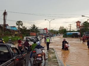 Hujan Deras, Jalan D.I Panjaitan Lepo-Lepo Kendari Terendam Banjir