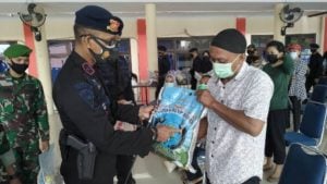 Brimob Polda Sultra Bagikan Paket Sembako ke Ahli Waris Purnawirawan Polri dan Warga