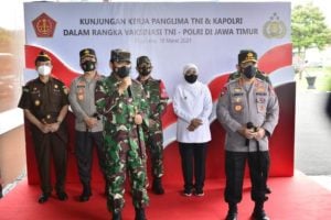 Panglima TNI dan Kapolri Tinjau Pelaksaan Vaksin 2.101 Personel di Polda Jatim