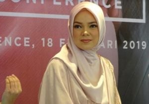 Demi Ramadan, Dewi Sandra Atur Ketat Penggunaan Ponsel