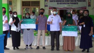 Wali Kota Kendari Serahkan Kartu Indonesia Sehat ke 200 Warga
