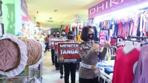 Pusat Perbelanjaan Ramai, Polres Kendari Gelar Edukasi Prokes dan Pembagian Masker