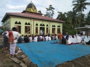 Bersama Pemerintah, Warga Desa Tani Indah Bangun Dua Masjid dengan Swadaya