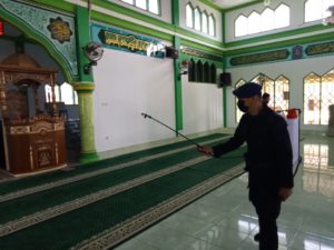 Cegah Covid 19, Ratusan Personel Gabungan TNI/Polri Gelar Penyemprotan Disinfektan di Sejumlah Rumah Ibadah