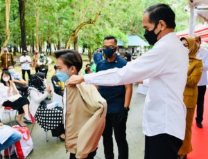 Ikut Vaksin Steven Stanley diberi Jaket oleh Presiden Joko Widodo