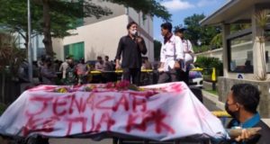Keranda ‘Jenazah Ketua KPK’ Sambut Kedatangan Firli Bahuri di Mataram