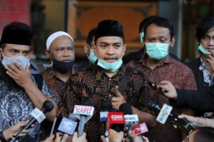 Hakim Tawarkan HRS Minta Grasi ke Jokowi, Pengacaranya Respons Begini..