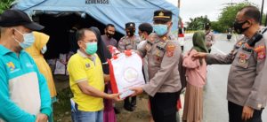 Polsek Baruga Bagikan 80 Paket Sembako dari Presiden Jokowi Kepada Warga Korban Banjir di Kali Wanggu