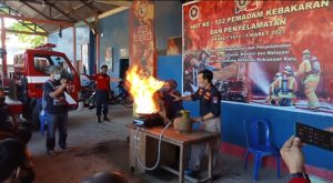 Tingkatkan Skill dan Ketangkasan Tim Pemadam Kebakaran, Damkar Kendari Simulasi Penanganan Tabung Gas Terbakar