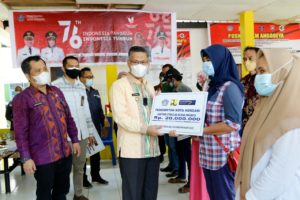 Wali Kota Kendari Serahkan Dana Stimulan Perbaikan RTLH di 2 Kelurahan