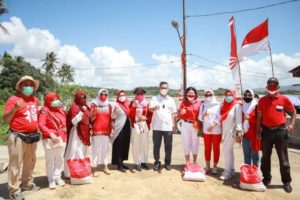 Wali Kota Kendari Bersama IKA FEB UHO Bagikan Bansos di Kelurahan Sambuli