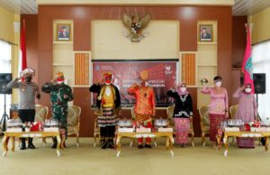 Gunakan Pakaian Adat Tolaki, Wali Kota Kendari Ikuti Upacara Daring Bersama Presiden Jokowi