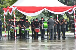 Harmoni Korps Musik Ajenrem 143/HO Iringi Upacara HUT RI ke 76 Di Lapangan Rujab Gubernur Sultra