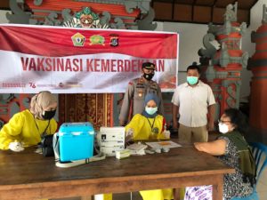 Kapolsek Baruga Ajak Warga Kota Kendari Ikuti Vaksin Massal Gratis di Pura Jagatnatha