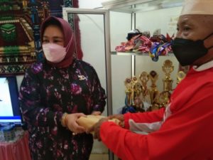 Tina Nur Alam Beri Bonus Kepada Apriyani Rahayu 100 Juta Rupiah