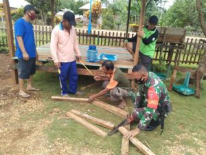 Jaga Kamtibmas, Babinsa Kodim Kendari Bantu Warga Bangun Pos Kamling di Kecamatan Puriala