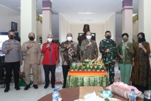 Gubernur Sultra Resmikan Patung Bung Karno di Makorem 143/ Halu Oleo