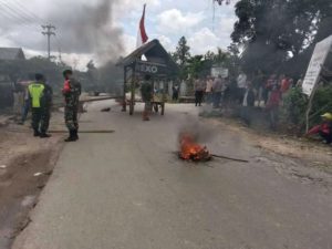 Tak Kunjung Diperbaiki, Ratusan Masyarakat dan Mahasiswa Gelar Aksi Blokade Jalan Poros Motaha-Lambuya