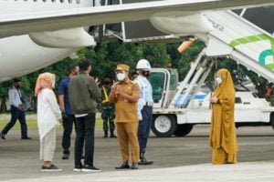 Tiba di Makassar dan Disambut Plt Gubernur Sulsel, Jokowi: Agatu Kareba, Silessurengku?