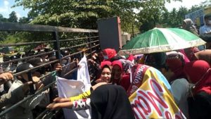 Massa Pendukung Diana Massi Serbu Gedung DPRD Koltim
