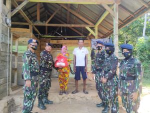 HUT Brimob Ke 76, Brimobda Sultra Gelar Pembagian Ratusan Sembako dan Masker di Tinanggea