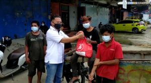 Brimob Polda Sultra Bagikan Sembako kepada Anak Jalanan di Kota Kendari