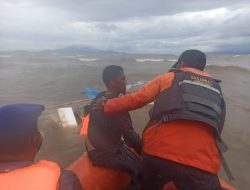 Perahu Terbalik Dihantam Ombak, 2 Pemancing di Perairan Kolaka Diselamatkan Basarnas