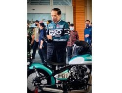 Gunakan Jaket G20, Jokowi Geber Motor Lagi di Mandalika