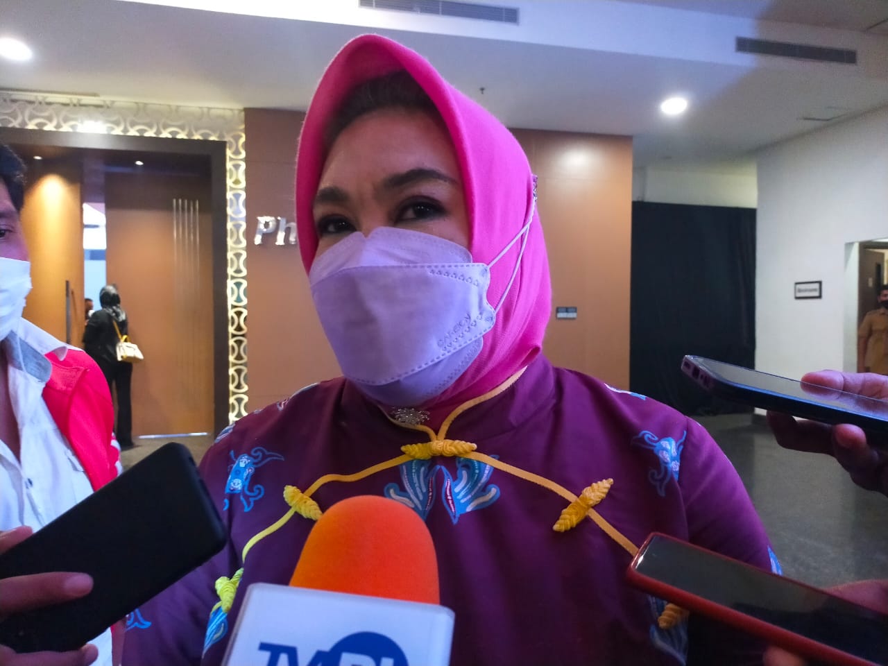Anggota Dpr Ri Tina Nur Alam Gelontorkan Ribuan Beasiswa Kepada Mahasiswa Dan Siswa Di Sultra