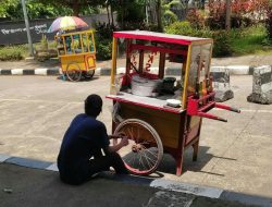 Heran, Demo di Makassar, Tukang Bakso Jualan Siang Hari