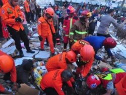 Update Proses Evakuasi Bangunan Alfamart yang Ambruk, 1 Meninggal, 7 Selamat dan Berhasil Dievakuasi