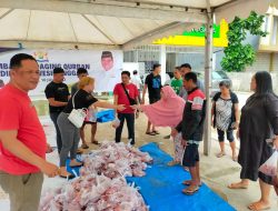 Kadin Sultra Bagikan Ratusan Paket Daging Kurban Kepada Warga Kurang Mampu di Kendari