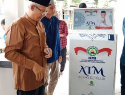 Ketua Dewan Masjid Indonesia Sultra Salurkan Bantuan ATM Beras dan Telur