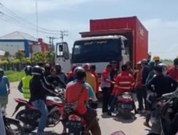 Massa Buruh Blokir Jalan di Pelabuhan Bungkutoko, Aktivitas Bongkar Muat Terhenti