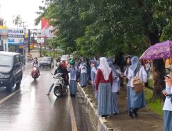 Angkot Kota Kendari Mogok Operasi, Ratusan Pelajar Sekolah Terpaksa Jalan Kaki