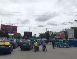 Tolak Kenaikan Harga BBM, Sopir Angkot dan Mahasiswa di Kendari Blokir Jalan