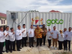 Anton Timbang Serahkan Bantuan Generator Oksigen ke RSUD Kota Kendari