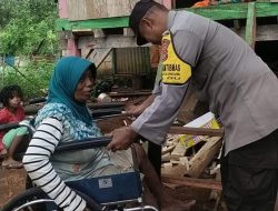 Peduli Warga Binaanya yang Lumpuh, Bhabinkamtimas Polres Baubau Beri Bantuan Kursi Roda