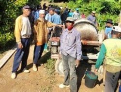 Tak Kunjung Diperbaiki Pemerintah, Petani Cengkih di Luwu Patungan Bangun Jalan