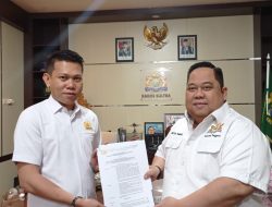 Ketua Kadin Sultra Anton Timbang Serahkan SK Pengurus Kadin Bombana Kepada Irda Siswanto