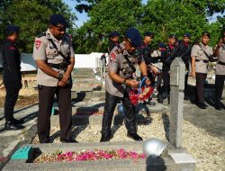 Teladani Jasa Para Pahlawan, Satbrimob Polda Sultra Ziarah dan Tabur Bunga ke Taman Makam Pahlawan Watubangga