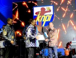 Ketua Kadin SultraTerima Penghargaan KNPI Award 2022