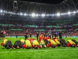 Setelah Bikin Kejutan Singkirkan Spanyol, Aksi Sujud Syukur Pemain Maroko Viral