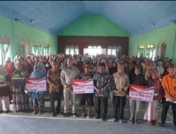 Pj Bupati Buteng Serahkan Bansos dan Bantuan Bibit Sayur Kepada Masyarakat di Kecamatan Gu