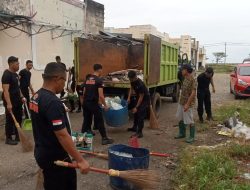 Sambut HUT ke I Batalyon C Pelopor, 60 Personel Brimob Gelar Kegiatan Bersih-Bersih Sampah di Pasar Lasusua