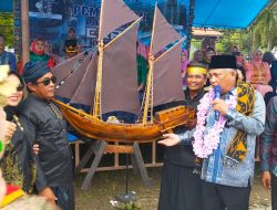 Ribuan Warga Konawe Saksikan Pawai Budaya di Konawe, Bupati Konawe KSK : Kita Harus Bangga Menjadi Warga Konawe, Karena Konawe Adalah Masa Depan Indonesia